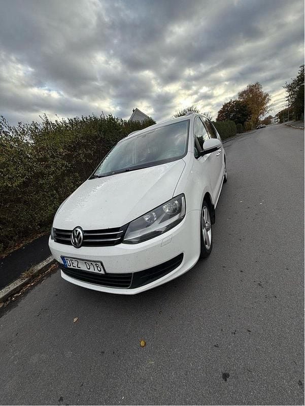 Vit Begagnad 2012 VW Sharan Minibuss | 65 000 kr (Dyr) - Bild 1/4