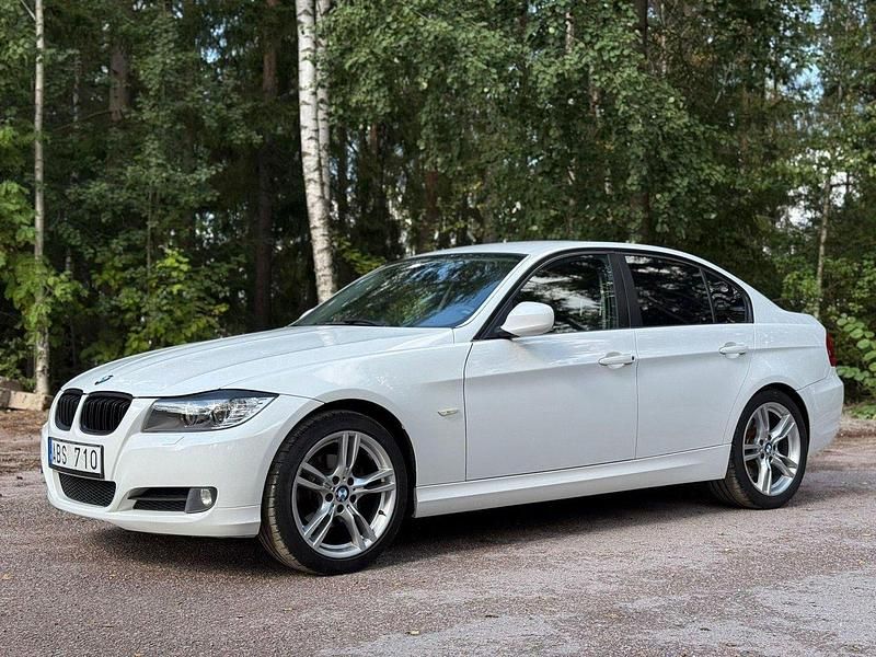 Vit Begagnad 2010 BMW 318 Comfort Edition Sedan | 60 000 kr (Marknadspris) - Bild 1/4