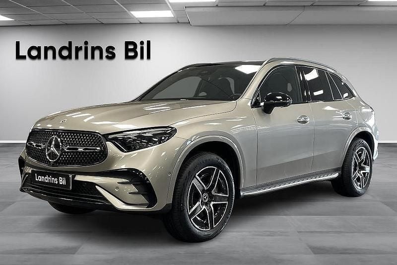 Silver Begagnad 2024 Mercedes GLC300e Premium SUV | 699 000 kr (Marknadspris) - Bild 1/4