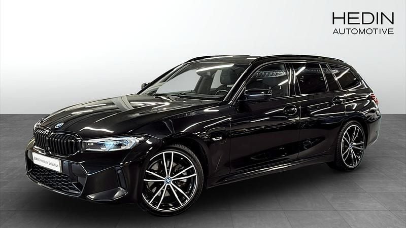 Svart (black) Begagnad 2022 BMW 330e M Sport Kombi | 387 700 kr (Dyr) - Bild 1/4