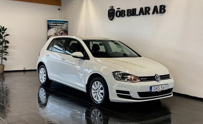 Vit Begagnad 2015 VW Golf VII Halvkombi | 89 900 kr (Superpris) - Bild 1/4