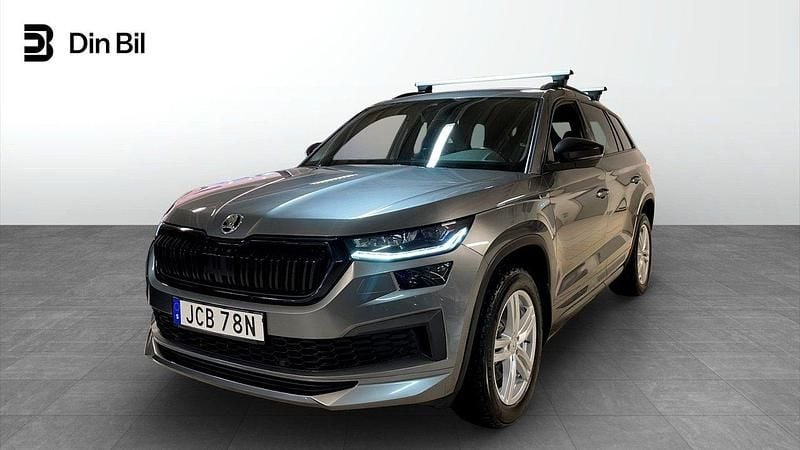 Grå (graphite grey metallic) Begagnad 2022 Skoda Kodiaq SportLine SUV | 299 900 kr (Marknadspris) - Bild 1/4