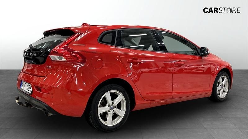Begagnad Volvo V40 Kinetic 150 HK (110 kW) 2013 Röd Halvkombi