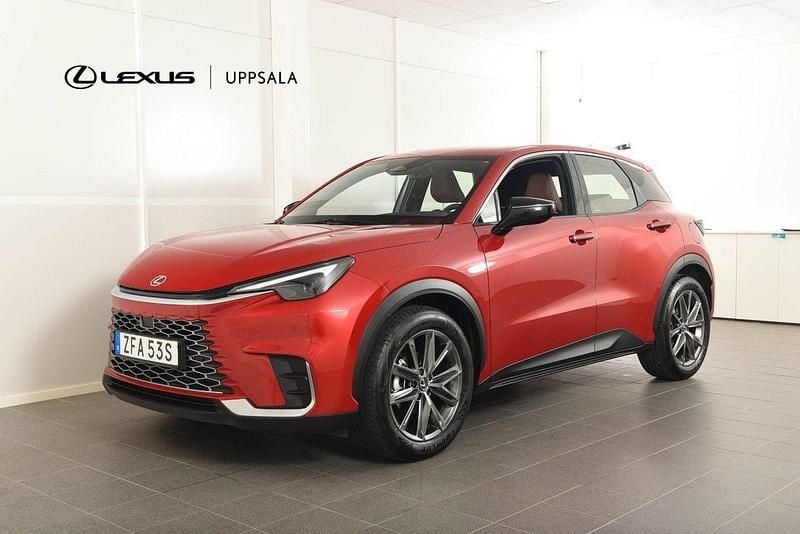 Röd (röd metallic) Begagnad 2024 Lexus LBX SUV | 354 900 kr (Marknadspris) - Bild 1/4