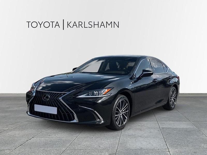 Svart Begagnad 2024 Lexus ES300H Limited Edition Sedan | 479 000 kr (Marknadspris) - Bild 1/4
