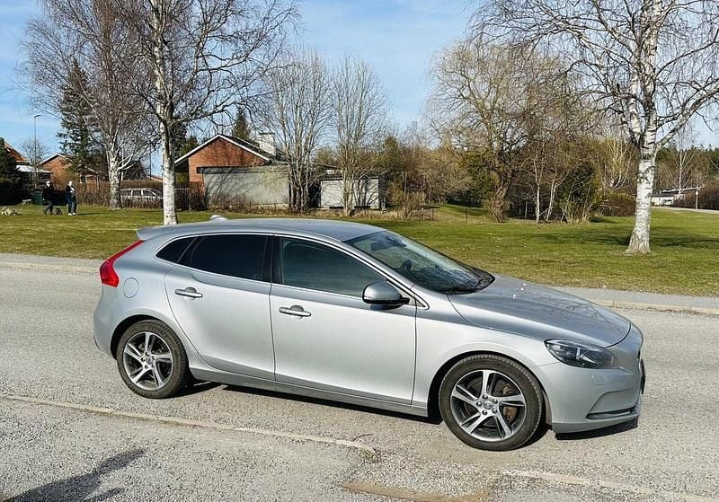 Silver Begagnad 2016 Volvo V40 Summum Kombi | 129 000 kr (Bra pris) - Bild 1/4