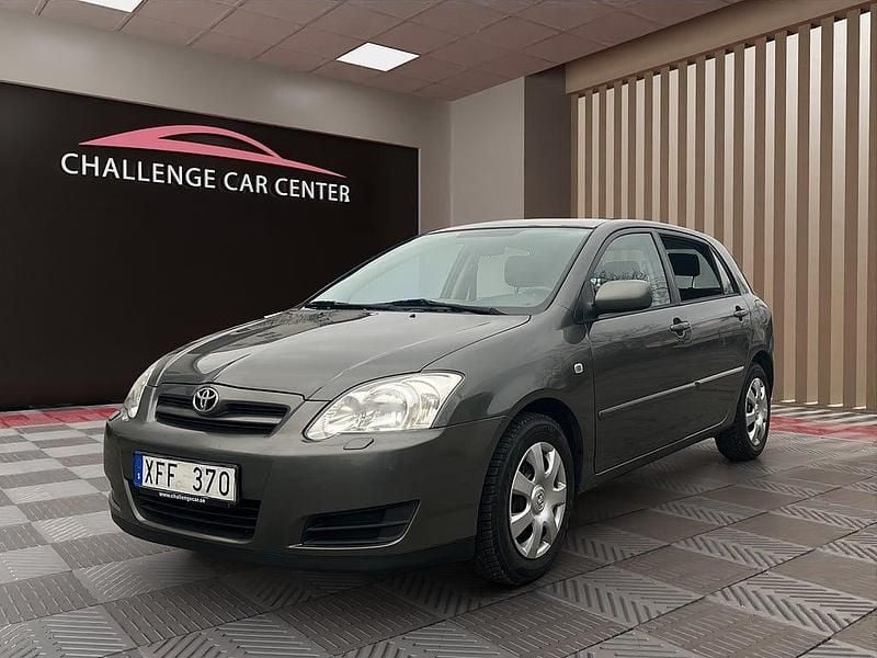 Grå Begagnad 2005 Toyota Corolla Halvkombi | 54 900 kr (Marknadspris) - Bild 1/4