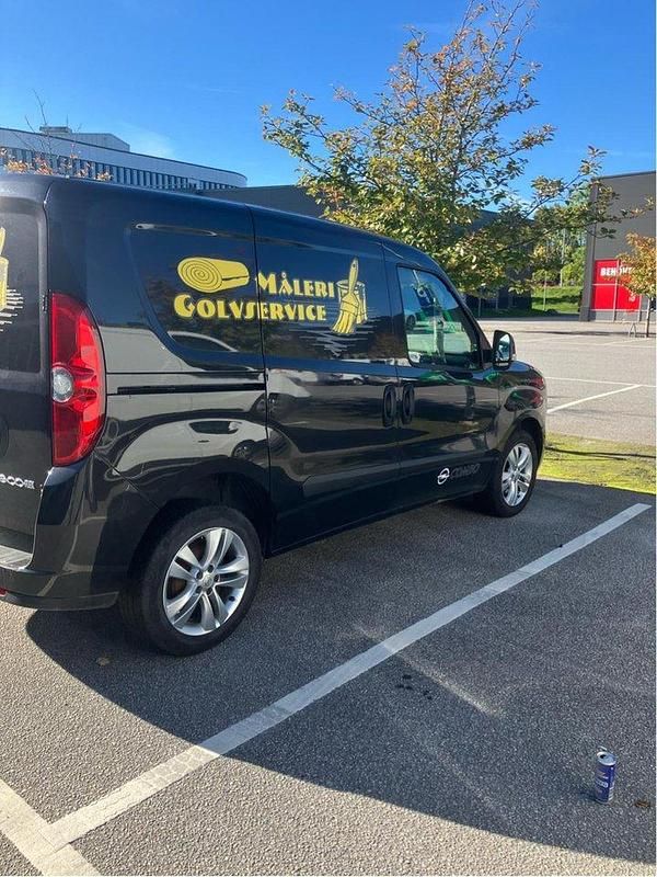 Svart Begagnad 2016 Opel Combo S Minibuss | 67 900 kr (Marknadspris) - Bild 1/4