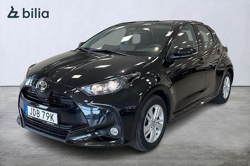 Svart Begagnad 2024 Toyota Yaris Hybrid Active Halvkombi | 254 900 kr (Marknadspris) - Bild 1/3