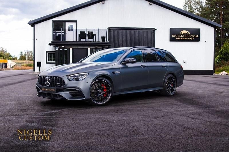 Mörkgrå (grå) Begagnad 2022 Mercedes E63S AMG AMG Kombi | 979 000 kr (Marknadspris) - Bild 1/4