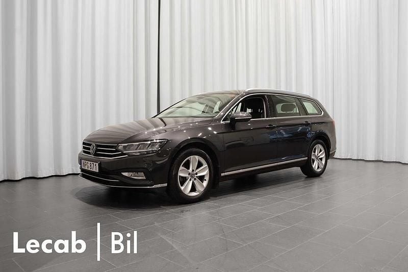 Mörkgrå (mangan grey metallic) Begagnad 2024 VW Passat Kombi | 329 500 kr (Marknadspris) - Bild 1/4