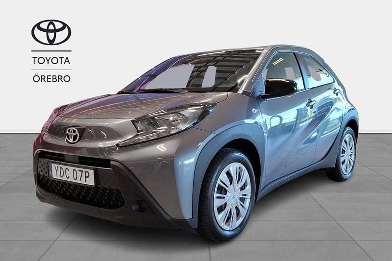 Grå Ny 2024 Toyota Aygo Play Halvkombi | 189 900 kr (Marknadspris) - Bild 1/4