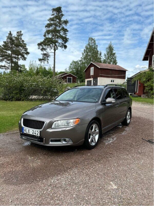Grå Begagnad 2009 Volvo V70 Momentum Kombi | 44 000 kr (Bra pris) - Bild 1/4