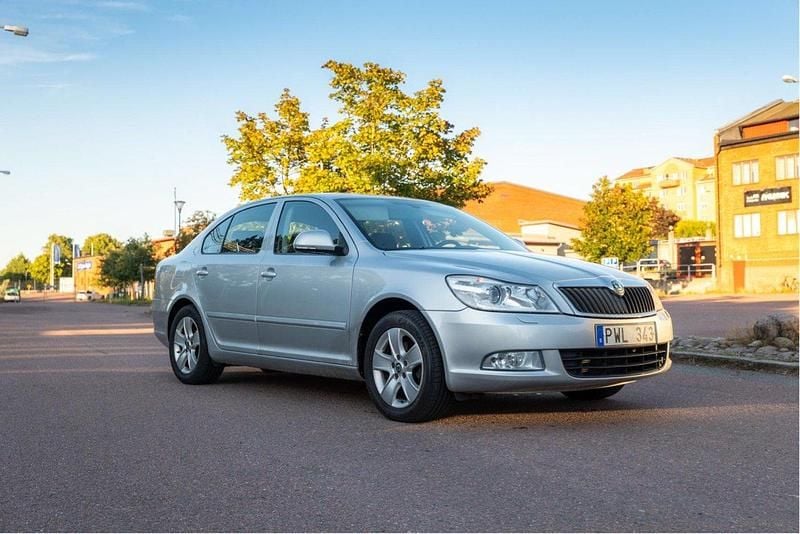 Silver Begagnad 2011 Skoda Octavia Elegance Halvkombi | 34 000 kr - Bild 1/4