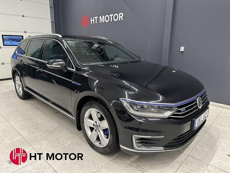 Svart Begagnad 2016 VW Passat Business Kombi | 159 400 kr (Marknadspris) - Bild 1/4