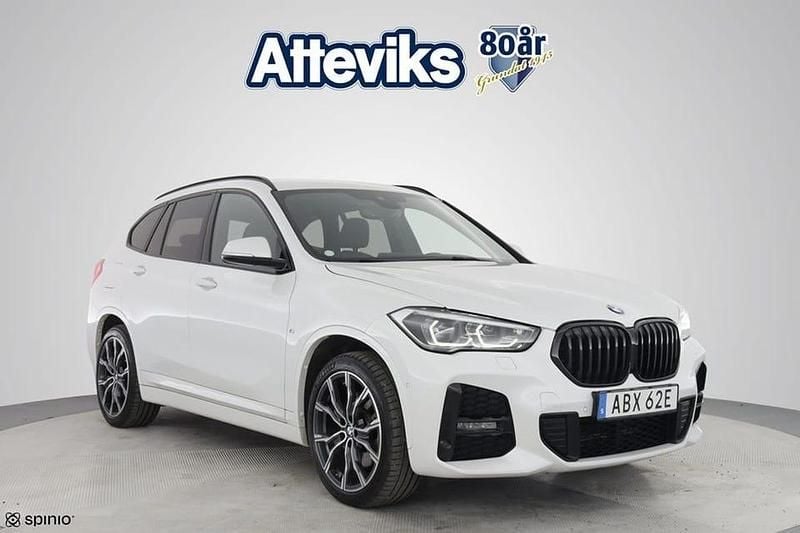Vit Begagnad 2021 BMW X1 M Sport SUV | 299 900 kr (Marknadspris) - Bild 1/3