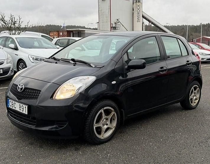 Svart Begagnad 2007 Toyota Yaris Halvkombi | 29 999 kr (Bra pris) - Bild 1/4