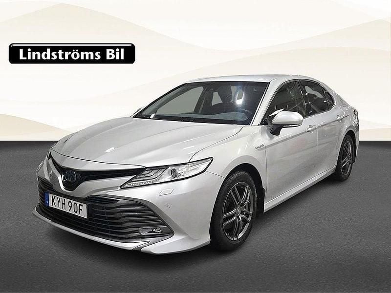 Silver Begagnad 2020 Toyota Camry Hybrid Executive Sedan | 309 900 kr (Marknadspris) - Bild 1/3