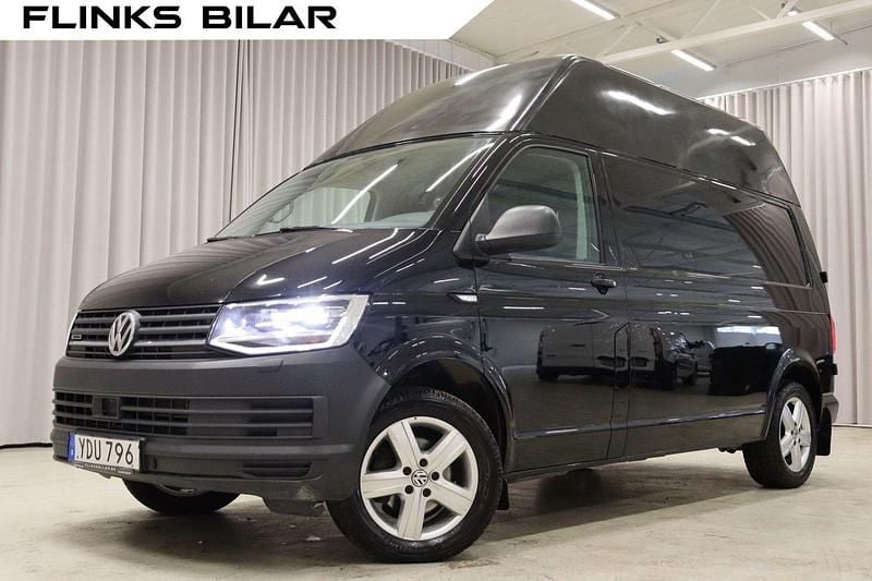 Svart (deep black pärleffekt) Begagnad 2016 VW T6 Van | 199 900 kr (Superpris) - Bild 1/4