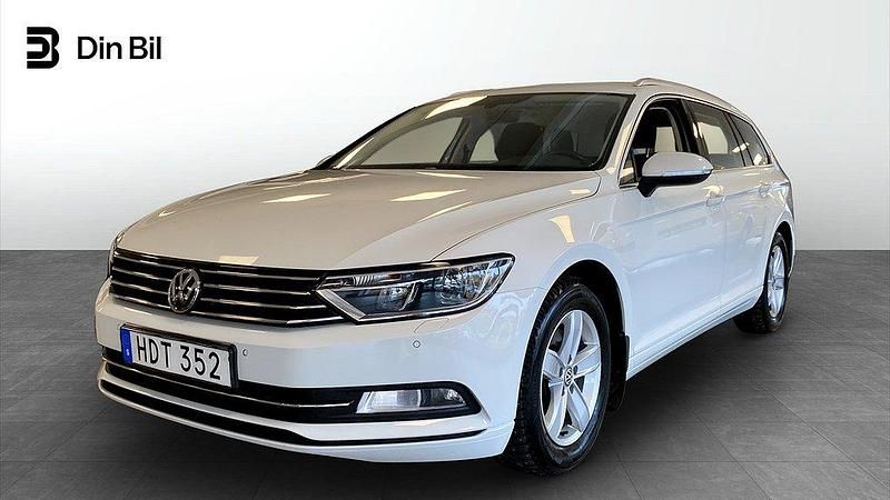 Vit (pure white) Begagnad 2018 VW Passat Kombi | 159 000 kr (Marknadspris) - Bild 1/4
