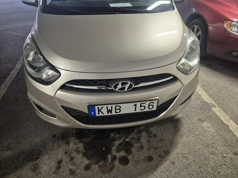 Brun Begagnad 2012 Hyundai i10 Premium Halvkombi | 30 000 kr (Bra pris) - Bild 1/4