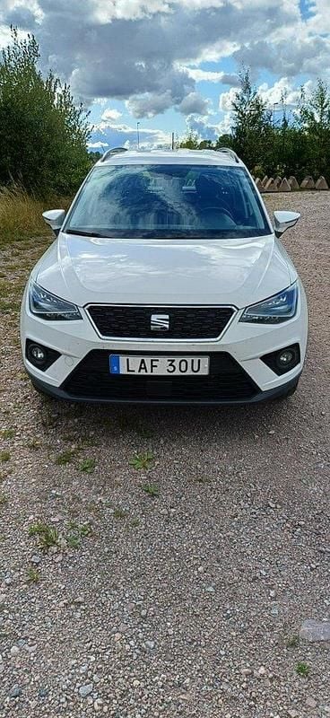 Vit Begagnad 2019 Seat Arona SUV | 111 000 kr (Marknadspris) - Bild 1/4
