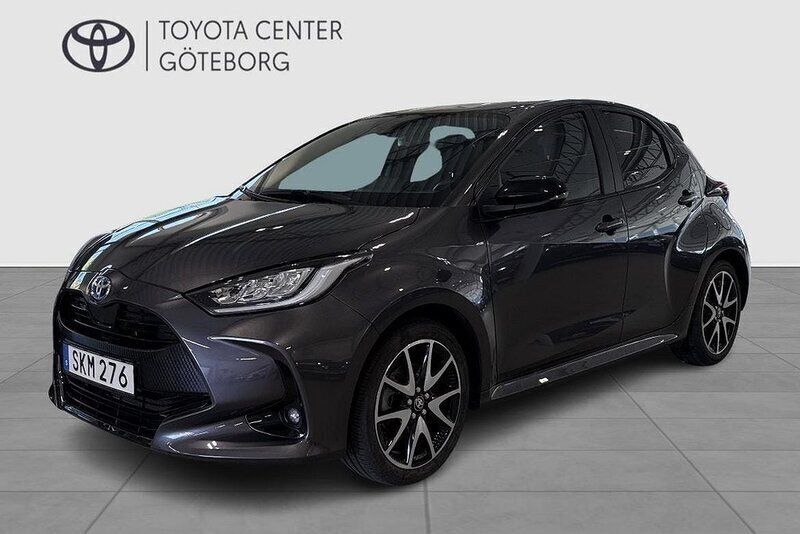 Mörkgrå Begagnad 2022 Toyota Yaris Hybrid Style Halvkombi | 234 900 kr (Marknadspris) - Bild 1/2