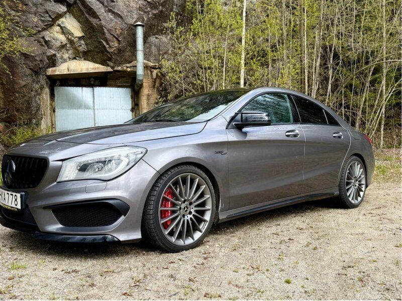 Grå Begagnad 2016 Mercedes CLA45 AMG AMG Sportkupé | 219 000 kr (Lite dyr) - Bild 1/4
