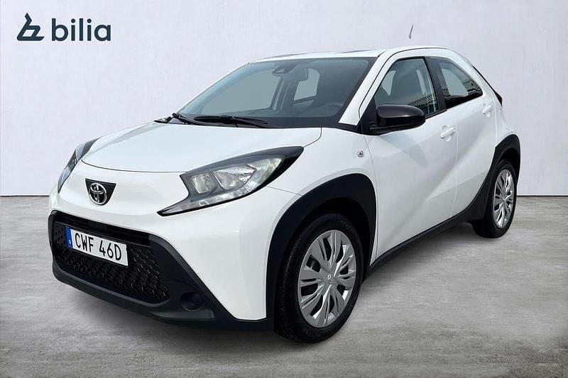 Vit Begagnad 2022 Toyota Aygo Play Halvkombi | 174 900 kr (Marknadspris) - Bild 1/4