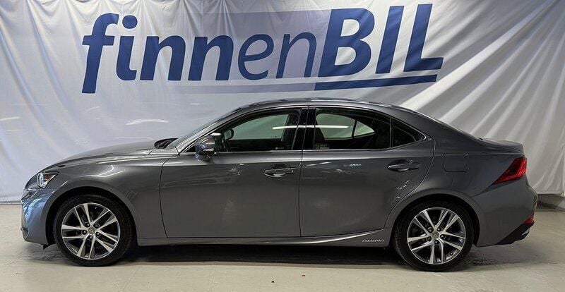 Grå Begagnad 2017 Lexus IS300h Executive Line Sedan | 219 500 kr (Marknadspris) - Bild 1/4