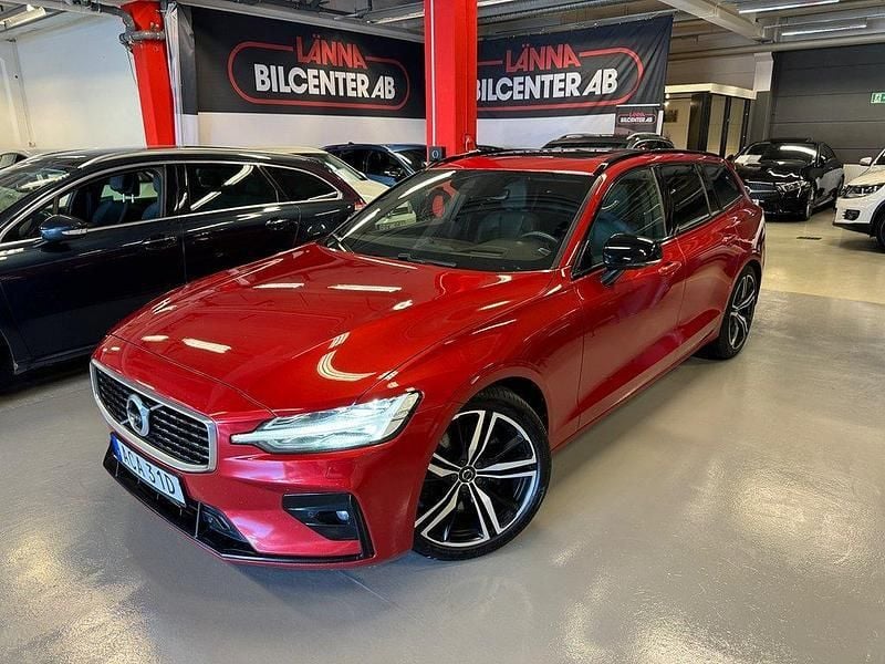 Fusion röd metallic Begagnad 2019 Volvo V60 R-Design Kombi | 279 900 kr (Marknadspris) - Bild 1/4
