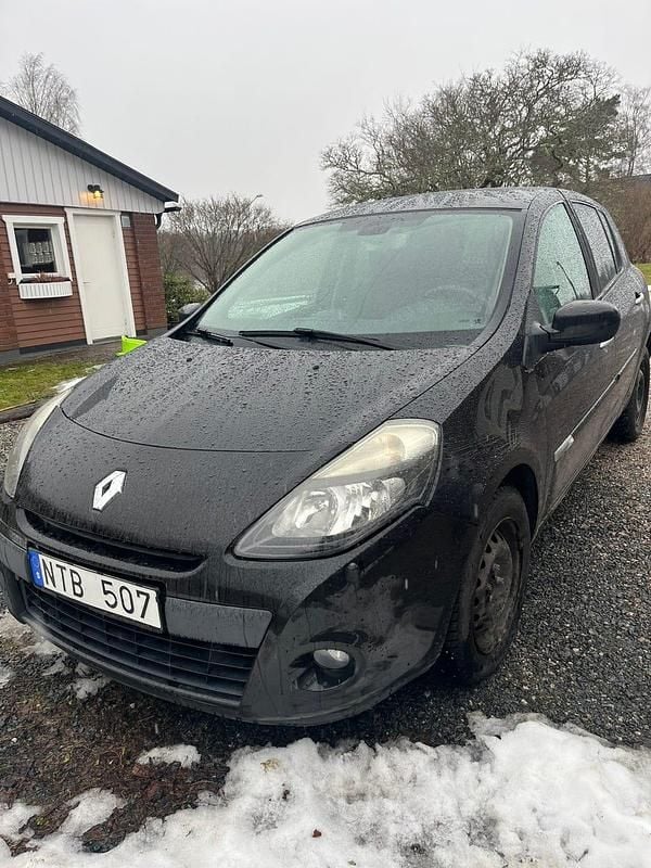 Begagnad Renault Clio R.S. 75 HK (55 kW) 2011 Halvkombi