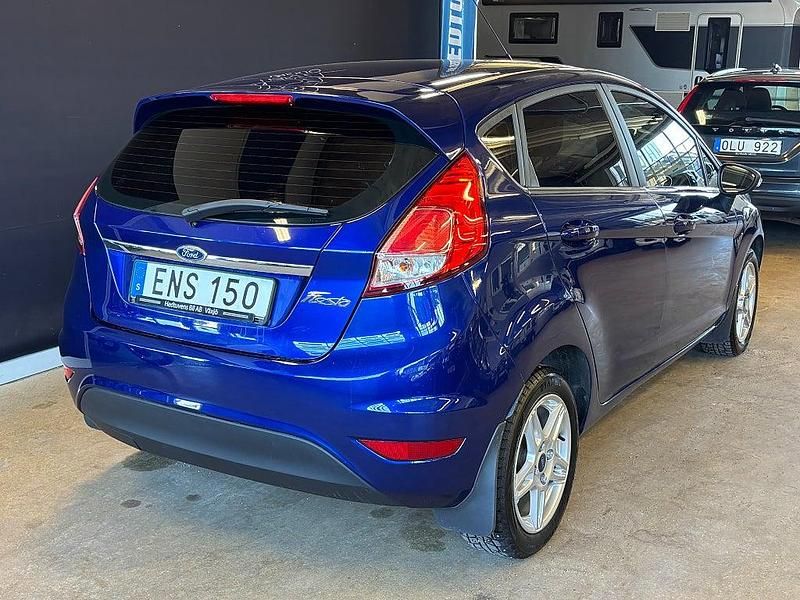 Begagnad Ford Fiesta Titanium 80 HK (58 kW) 2015 Blå Halvkombi