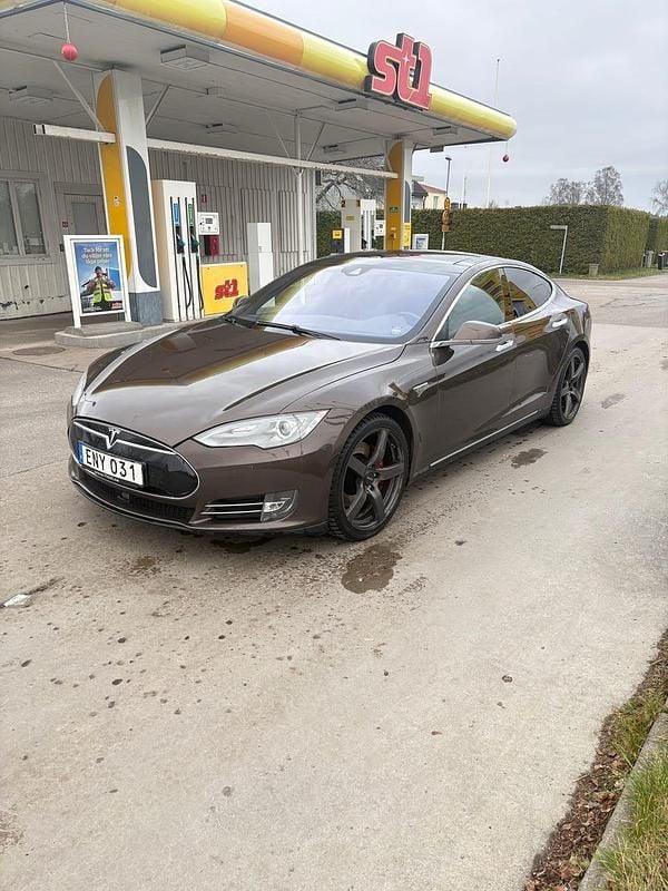 Begagnad 2015 Tesla Model S Halvkombi | 250 000 kr - Bild 1/4