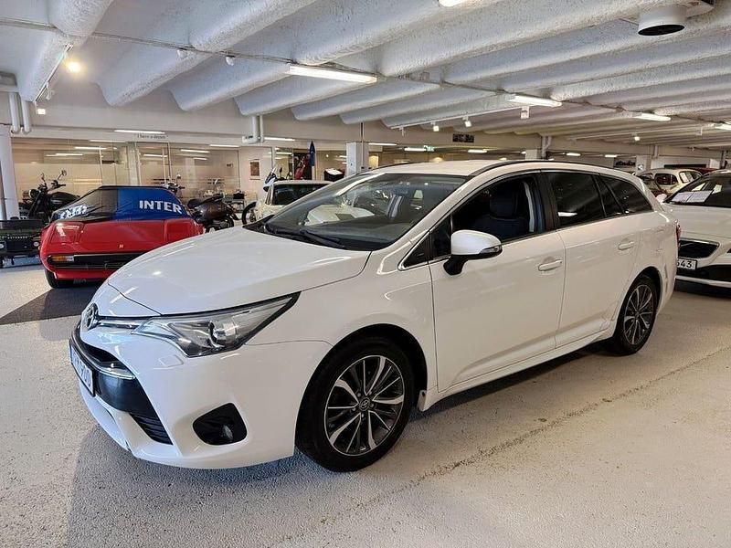 Vit Begagnad 2016 Toyota Avensis Active Kombi | 129 900 kr (Bra pris) - Bild 1/4