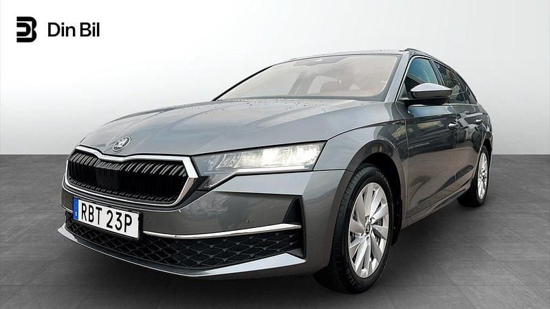 Grå Begagnad 2025 Skoda Octavia Selection Kombi | 299 900 kr (Marknadspris) - Bild 1/4