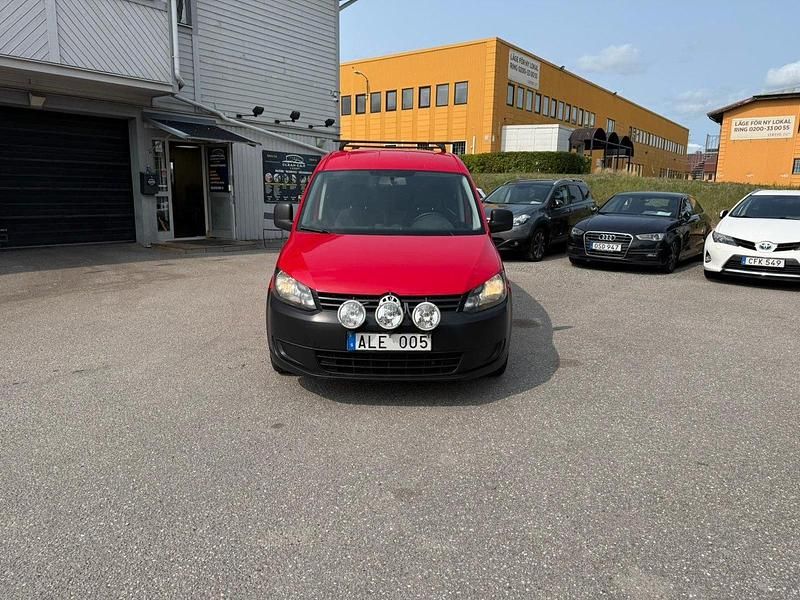 Röd Begagnad 2014 VW Caddy Maxi Minibuss | 59 900 kr (Marknadspris) - Bild 1/4