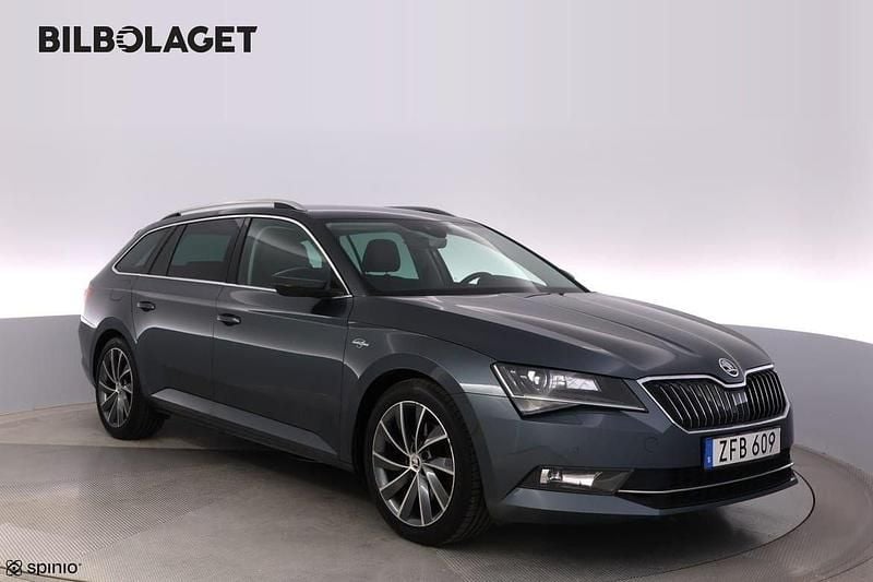 Mörkgrå (grå) Begagnad 2017 Skoda Superb Kombi | 229 000 kr (Marknadspris) - Bild 1/4