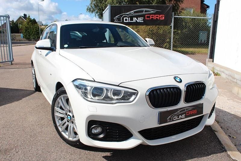 Vit Begagnad 2015 BMW 118 M Sport Halvkombi | 154 900 kr (Marknadspris) - Bild 1/4