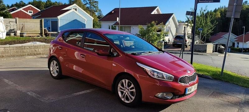 Röd Begagnad 2014 Kia Ceed EX Halvkombi | 73 000 kr (Marknadspris) - Bild 1/4