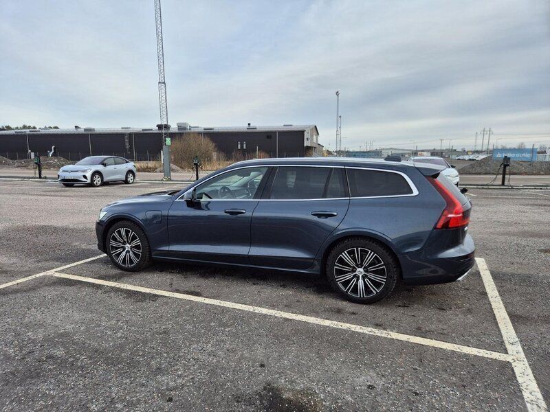 Blå Begagnad 2022 Volvo V60 Momentum Kombi | 339 000 kr (Marknadspris) - Bild 1/4