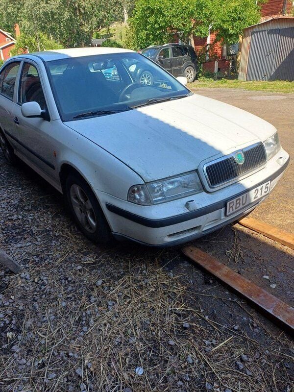 Vit Begagnad 2000 Skoda Octavia Halvkombi | 3 000 kr (Superpris) - Bild 1/4