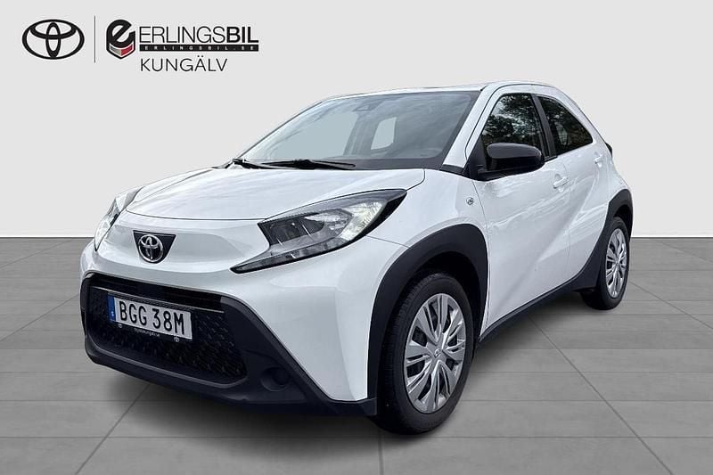 Vit Begagnad 2022 Toyota Aygo Play Halvkombi | 149 900 kr (Marknadspris) - Bild 1/3