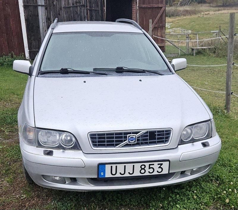 Grå Begagnad 2004 Volvo V40 Kombi | 7 500 kr (Bra pris) - Bild 1/4