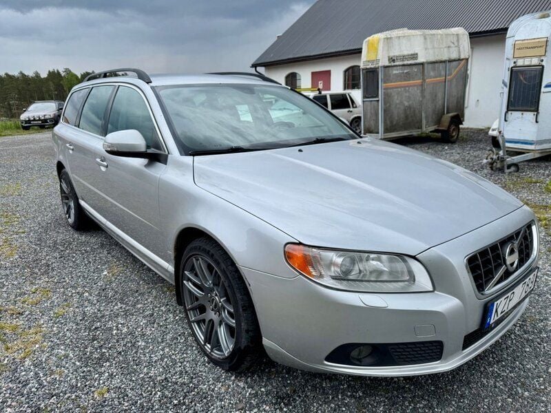 Ljusgrå (grå) Begagnad 2011 Volvo V70 Momentum Kombi | 36 900 kr (Superpris) - Bild 1/4