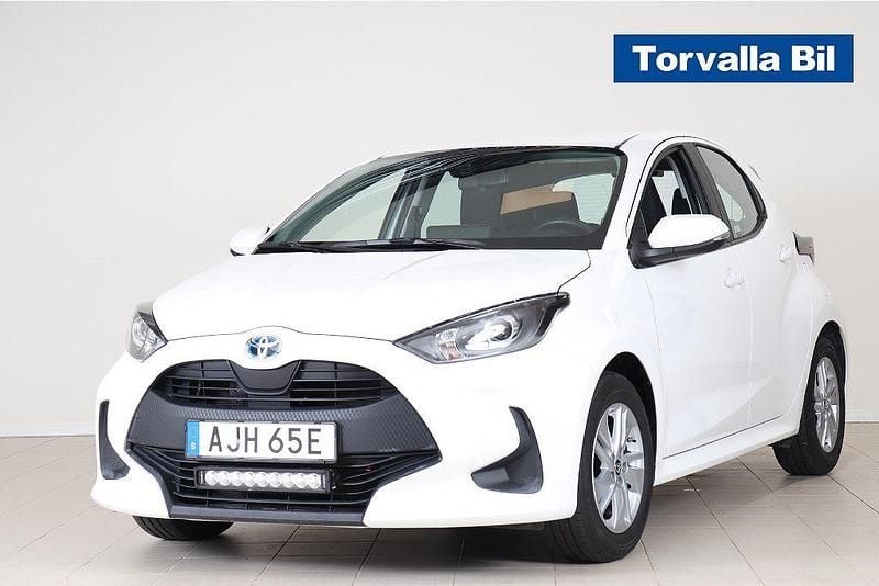 Vit Begagnad 2023 Toyota Yaris Hybrid Active Halvkombi | 214 900 kr (Marknadspris) - Bild 1/4