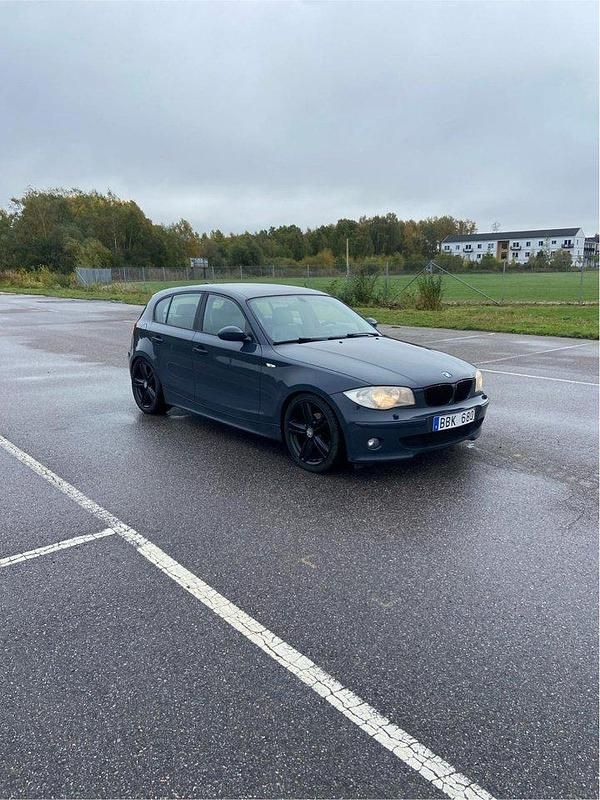 Blå Begagnad 2007 BMW 116 Advantage Halvkombi | 45 000 kr (Marknadspris) - Bild 1/4