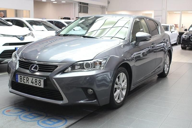 Grå Begagnad 2014 Lexus CT200h Sport Line Halvkombi | 159 900 kr (Marknadspris) - Bild 1/4