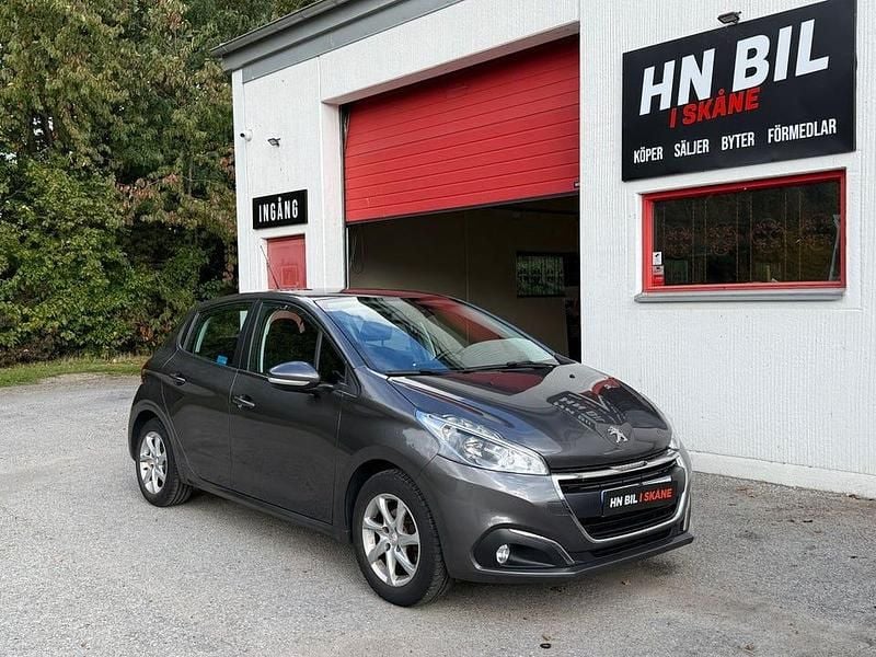 Mörkgrå Begagnad 2017 Peugeot 208 Halvkombi | 79 900 kr (Marknadspris) - Bild 1/4