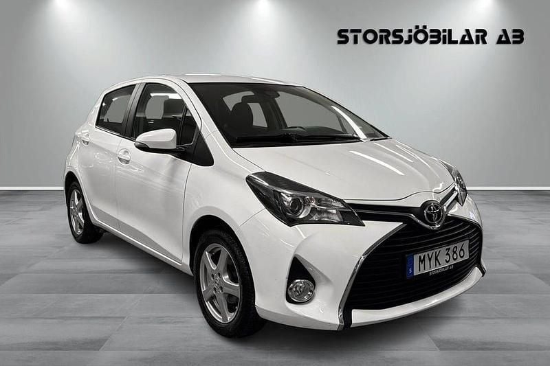 Vit Begagnad 2015 Toyota Yaris Multidrive S Halvkombi | 134 000 kr (Marknadspris) - Bild 1/4